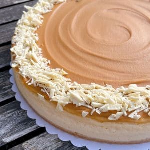 Světlý slaný karamel cheesecake